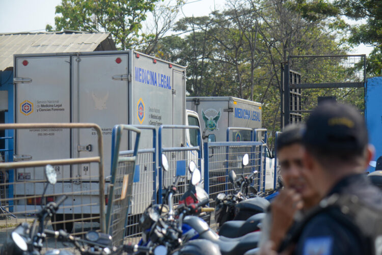 Fotografía de archivo, tomada el pasado 12 de noviembre, en la que se registró el ingreso de un par de carros de medicina legal a la Penitenciaría del Litoral en Guayaquil (Ecuador). La Policía ecuatoriana encontró este sábado tres reclusos muertos y una granada en esta misma cárcel. EFE/Jonathan Miranda