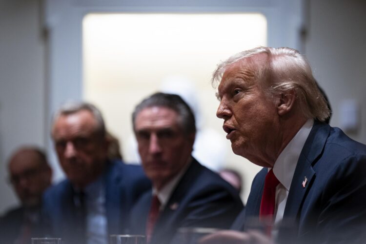 El presidente de EE. UU. Donald Trump habla durante una reunión del gabinete en la Casa Blanca en Washington, DC, EE. UU., el 26 de febrero de 2025. EFE/AL DRAGO / POOL