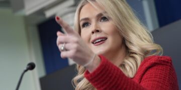 EE.UU. ya ha comenzado a enviar migrantes a Guantánamo, asegura la Casa Blanca