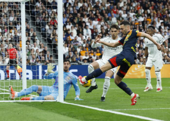 2-0. El Real Madrid mantiene el pulso a medio gas