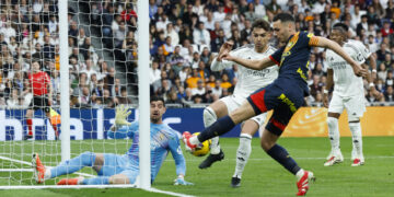 2-0. El Real Madrid mantiene el pulso a medio gas