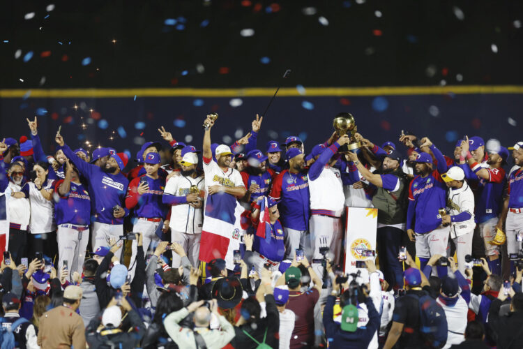 Jugadores de República Dominicana festejan el triunfo ante México este viernes, durante el juego final de la Serie del Caribe de Béisbol 2025, en el estadio Nido de los Águilas en la ciudad de Mexicali en el estado de Baja California (México). EFE/ Sáshenka Gutiérrez