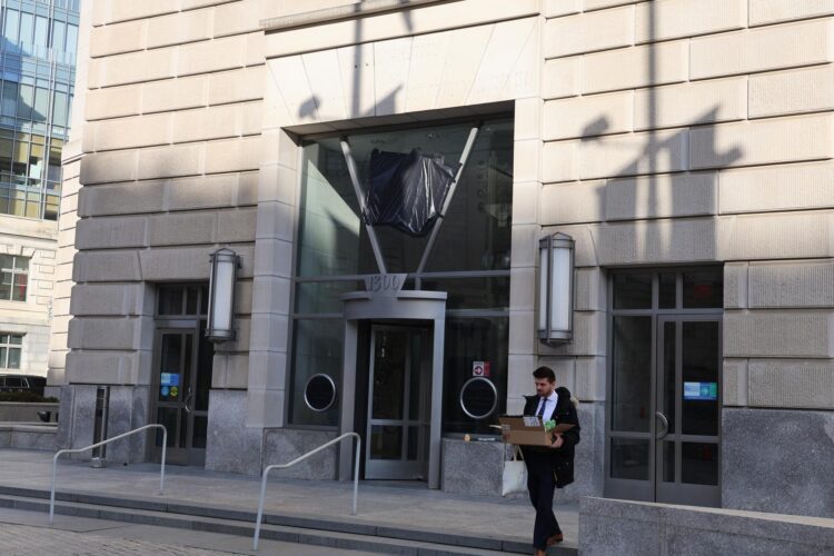 Fotografía de archivo de un exempleado de la Agencia de Estados Unidos para el Desarrollo Internacional (Usaid) saliendo del edificio Ronald Reagan, en Washington. EFE/ Esteban Capdepon