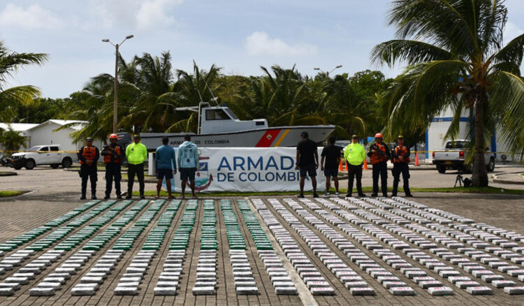 Fotografía cedida este domingo, 16 de febrero, por la oficina de prensa de la Armada de Colombia, en la que se registró el decomiso de 800 kilos de cocaína, en la isla caribeña de San Andrés y Providencia (Colombia). EFE/Armada de Colombia