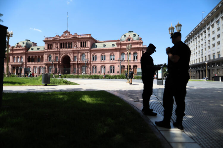 Policías custodian frente a la casa rosada este lunes, en Buenos Aires, debido a previsibles protestas por el 'criptofiasco' que sacude a Argentina y al Gobierno de Javier Milei. EFE/ Juan Ignacio Roncoroni