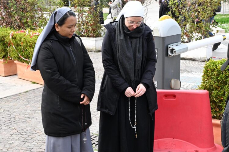 Monjas rezan por el Papa Francisco frente al Hospital Universitario Gemelli, donde está hospitalizado el Papa, en Roma, Italia, 26 de febrero de 2025. El Papa Francisco fue hospitalizado el 14 de febrero debido a una infección del tracto respiratorio y se encuentra en estado crítico. (Papa, Italia, Roma) EFE/EPA/MAURIZIO BRAMBATTI