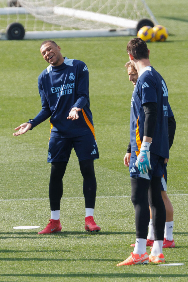 MADRID, 14/02/2025.- Los jugadores del Real Madrid Kilian Mbappé, Luka Modric y Thibaut Courtois, durante el entrenamiento previo al partido de La Liga contra Osasuna, este viernes en la Ciudad Deportiva de Valdebebas. El delantero internacional francés recibió este viernes el premio que le reconoce como mejor futbolista de enero EFE/Sergio Pérez