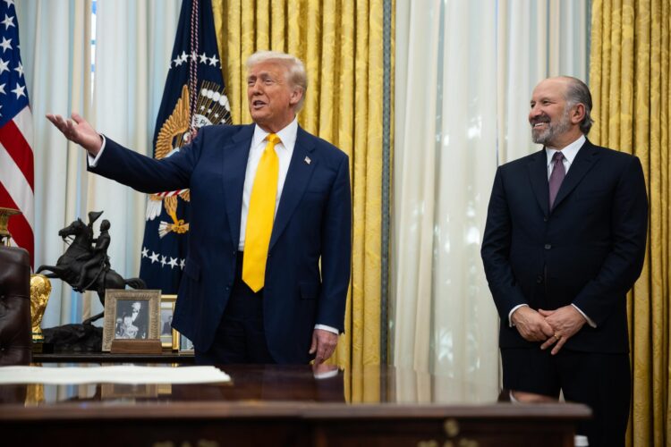 El presidente de Estados Unidos, Donald Trump (izq.), habla junto al secretario de Comercio, Howard Lutnick (dcha.), en la Oficina Oval de la Casa Blanca en Washington, DC, Estados Unidos, el 21 de febrero de 2025.EFE/EPA/Francis Chung