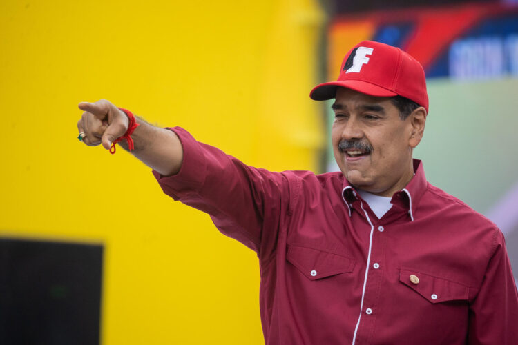 El líder chavista Nicolás Maduro saluda durante un homenaje a Hugo Chávez este martes, en Caracas (Venezuela). EFE/ Rayner Peña R