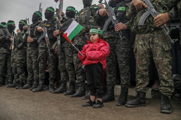 Nuseirat Camp (-), 22/02/2025.-Un niño enarbola una bandera palestina durante uno de los actos de entrega de rehenes israelíes en Gaza. EFE/EPA/MOHAMMED SABER