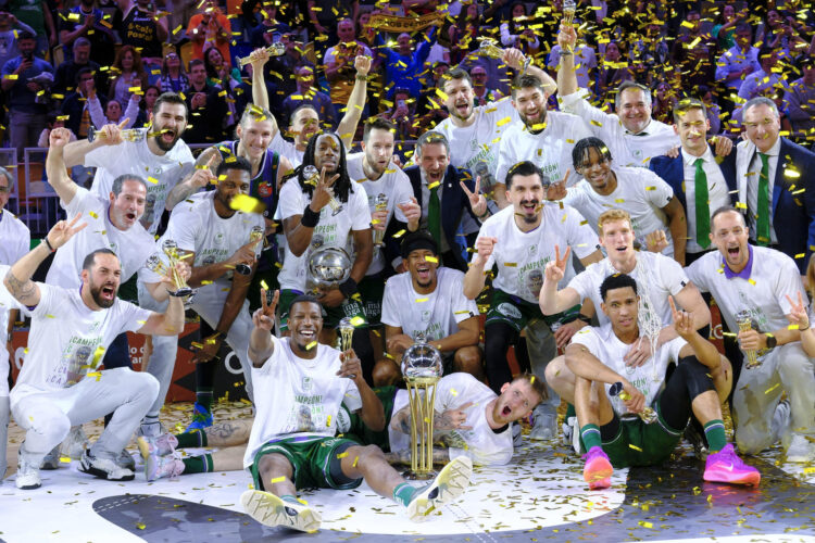 Los jugadores de Unicaja posan con la Copa del Rey tras ganar la final de la Copa de Rey de baloncesto, que Real Madrid y Unicaja Málaga disputaron este domingo en el Gran Canaria Arena, en Las Palmas de Gran Canaria. EFE/ Angel Medina G.