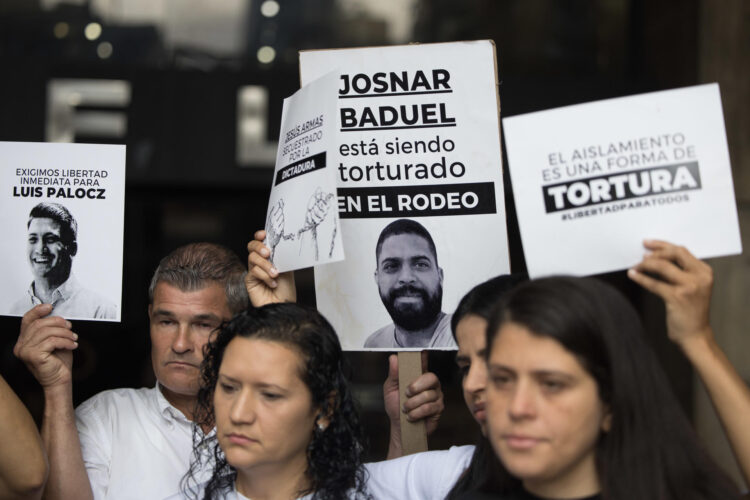 Familiares de "presos políticos" fueron registrados este martes, 11 de febrero, al se protestar, frente a la sede de la Defensoria del Pueblo, en Caracas (Venezuela). EFE/Miguel Gutiérrez