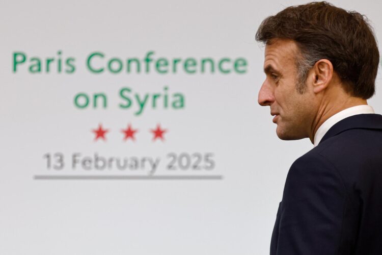 El presidente de Francia, Emmanuel Macron, observa al final de la Conferencia Internacional sobre Siria en el Centro de Conferencias Ministeriales, en París, Francia, 13 de febrero de 2025. (Francia, Siria) EFE/EPA/LUDOVIC MARIN / POOL MAXPPP FUERA