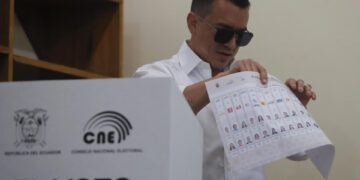 Un sondeo a boca de urna muestra posible triunfo en primera vuelta del presidente Noboa