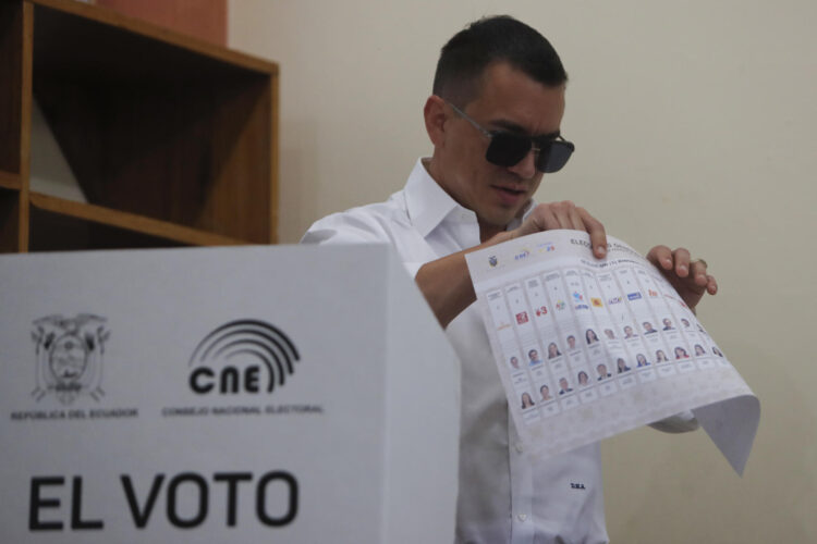 El presidente de Ecuador, Daniel Noboa, muestra su voto este 9 de febrero de 2025, en un puesto de votación en Olón (Ecuador). EFE/ Carlos Durán Araújo