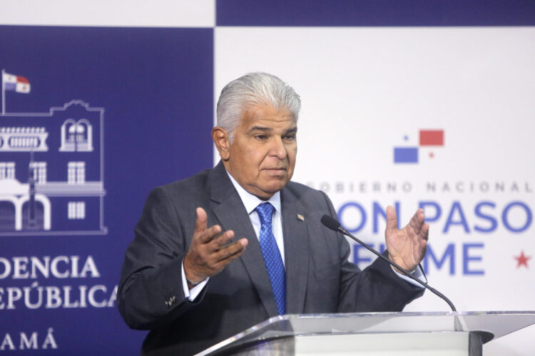 El presidente de Panamá, José Raúl Mulino, habla en la conferencia de prensa semanal este jueves en Ciudad de Panamá (Panamá). EFE/Carlos Lemos