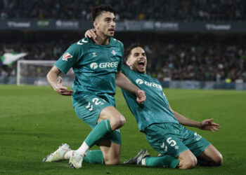 3-0. El Betis se desata en la segunda parte ante una Real condicionada por dos expulsiones
