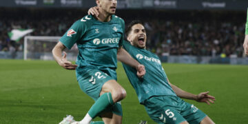 3-0. El Betis se desata en la segunda parte ante una Real condicionada por dos expulsiones