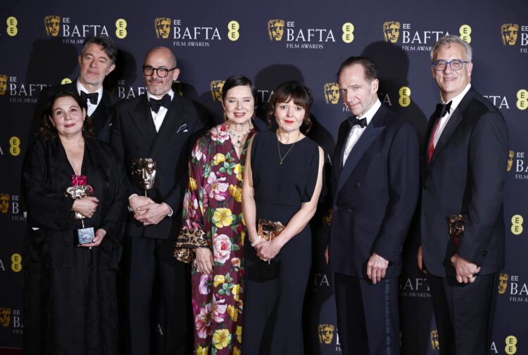 El equipo de la película 'Cónclave' posa con los galardones conseguidos en los BAFTA, en Londres. EFE/EPA/TOLGA AKMEN