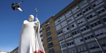 El papa está estable y sigue con el tratamiento en su tercer día en el hospital