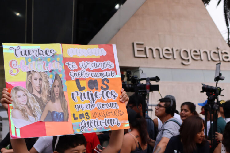 Fanáticos de la cantante colombiana Shakira esperan a las afueras de la clínica Delgado este domingo, en Lima (Perú). EFE/ Gonzalo Domínguez