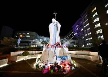 El papa sale de la fase crítica tras 14 días hospitalizado por sus problemas respiratorios