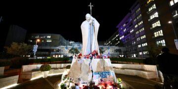 El papa sale de la fase crítica tras 14 días hospitalizado por sus problemas respiratorios