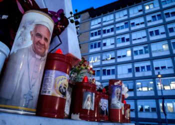 La salud del Papa se agrava, se encuentra en estado crítico y tuvo una crisis respiratoria
