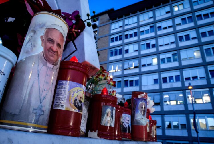 -FOTODELDIA- Roma (Italia), 22/02/2025.- Una vela con la imagen del Papa Francisco, al pie de la estatua de San Juan Pablo II en las afueras del Hospital Universitario Gemelli, en Roma, donde el Papa Francisco se encuentra hospitalizado. El estado del Papa Francisco se agravó este sábado y se encuentra en estado "crítico" tras sufrir hoy una crisis respiratoria por lo que se le tuvo que suministrar oxígeno y presentar trombocitopenia debido a una anemia que requirió transfusiones de sangre, según el último parte médico. "El estado del Santo Padre continúa siendo crítico, por lo que, según se explicó ayer, el papa no está fuera de peligro. Esta mañana el Papa Francisco presentó una crisis respiratoria asmática prolongada, que requirió también la aplicación de oxígeno de alto flujo", se lee en el comunicado difundido por el Vaticano. EFE/GIUSEPPE LAMI