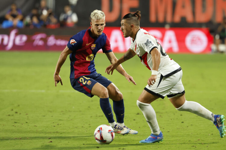 El defensa del Rayo Luis Espino (d) juega un balón ante Dani Olmo, del Barcelona, en una fotografía de archivo del partido de la primera vuelta de la Liga en Primera División que Rayo Vallecano y FC Barcelona disputaron en el estadio de Vallecas, en Madrid. EFE/Mariscal