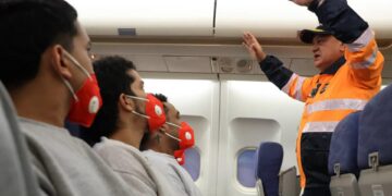 Cabello: Uno de los deportados desde EE UU tiene alerta roja de Interpol Ecuador