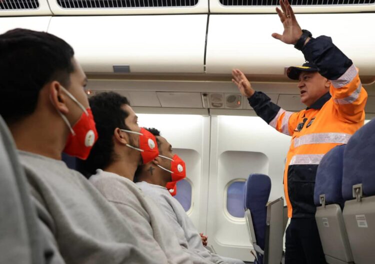 Diosdado Cabello durante la llegada de migrantes este jueves, en el Aeropuerto Internacional Simón Bolívar, en Maiquetia - EFE/ Ministerio de Interior, Justicia Y Paz