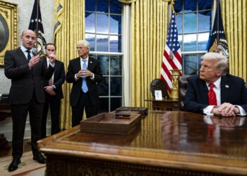 Trump ordena eliminar las prestaciones federales dirigidas a inmigrantes indocumentados