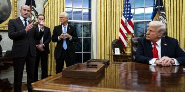 Trump ordena eliminar las prestaciones federales dirigidas a inmigrantes indocumentados