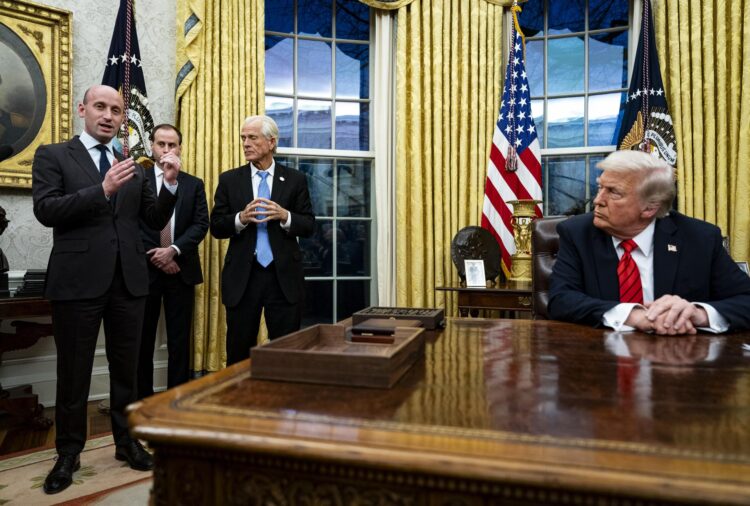 Fotografía de archivo en donde se ve al presidente de EE.UU., Donald Trump, en la Oficina Oval de la Casa Blanca en Washington, DC, EE.UU. EFE/AL DRAGO