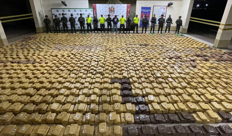 Fotografía cedida por la oficina de prensa del Ejército de Colombia de la incautación de cuatro toneladas de marihuana este sábado en Trinidad (Colombia). EFE/ Ejército De Colombia