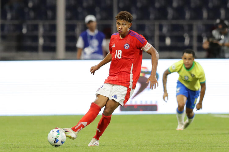 Juan Francisco Rossel, de Chile, controla un balón durante un partido del hexagonal final del Campeonato Sudamericano sub-20 entre las selecciones de Brasil y Chile en el estadio José Antonio Anzoátegui en Puerto La Cruz (Venezuela). EFE/ Ronald Peña R.