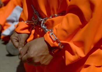 Juez bloquea traslado de tres venezolanos desde Nuevo México a base de Guantánamo