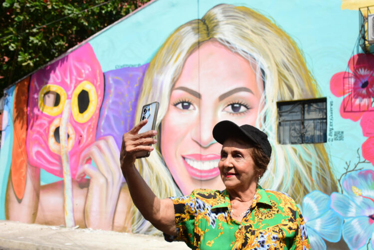 Una mujer fue registrad el pasado 20 de febrero al tomarse una foto frente a un mural con la imagen de la cantante colombiana Shakira al sostener en sus manos una máscara de marimonda, característica de esta icónica comparsa del Carnaval de Barranquilla, en la capital del departamento caribeño del Atlántico (Colombia). EFE/Aleidys Coll