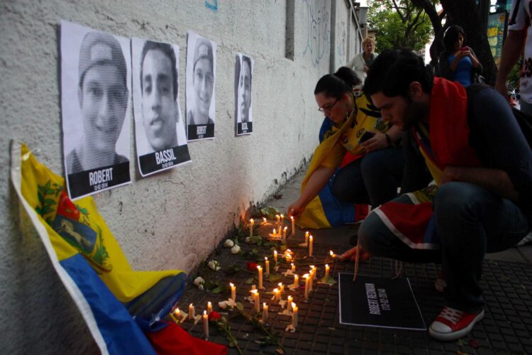 Fotografía de archivo, tomada el 14 de febrero de 2014, en la que se registró a un grupo de jóvenes al encender velas en memoria de Robert José Redman y Bassil Da Costa, dos de los tres jóvenes que murieron durante enfrentamientos violentos con autoridades dos días antes, en Caracas (Venezuela). EFE/Leonardo Idoria