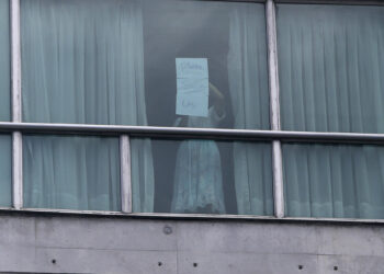 Trasladan a 98 migrantes deportados de EE.UU. desde un hotel de Panamá hasta el Darién