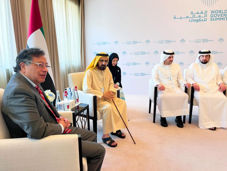 Fotografía cedida por la Presidencia de Colombia del mandatario de Colombia Gustavo Petro (i) junto al vicepresidente y primer ministro de Emiratos Árabes Unidos Mohammed Bin Rashid Al Maktoum, durante la Cumbre Mundial de Gobiernos, este martes en Dubái (Emiratos Árabes Unidos). EFE/ Presidencia de Colombia