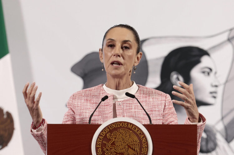 La presidenta de México, Claudia Sheinbaum, participa este martes durante su conferencia de prensa matutina  en Palacio Nacional en la Ciudad de México (México). EFE/José Méndez