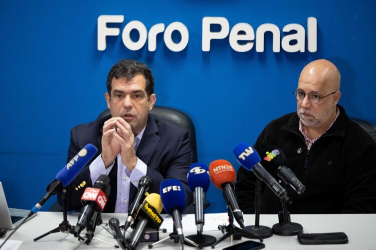 Fotografía de archivo, tomada el pasado 14 de noviembre, en la que se registró al presidente de la ONG Foro Penal, Alfredo Romero (i), y al vicepresidente de dicha ONG, Gonzalo Himiob (d), durante una rueda de prensa, en Caracas (Venezuela). EFE/Ronald Peña