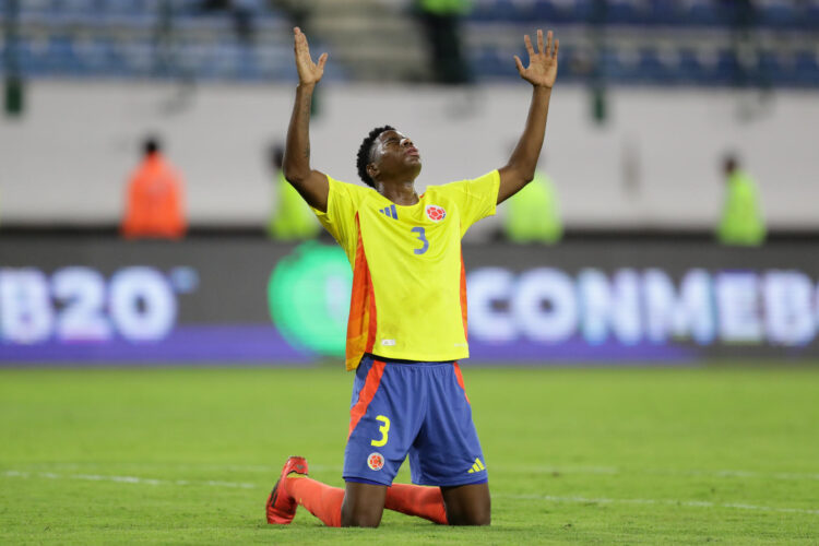 Keimer Sandoval de Colombia celebra la victoria ante Paraguay. EFE/Ronald Peña