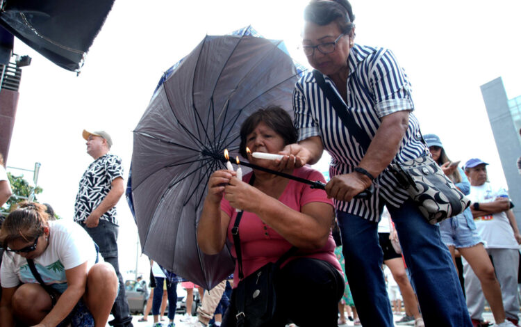 Personas asisten a un homenaje por las victimas que murieron en Perú por el desplome de parte de una cúpula en un centro comercial en Trujillo. EFE/ Steffano Palomino