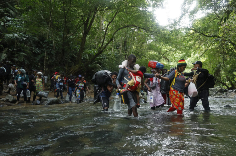 Fotografía de archivo que muestra a migrantes caminando por el Tapón del Darién. EFE/ Mauricio Dueñas Castañeda