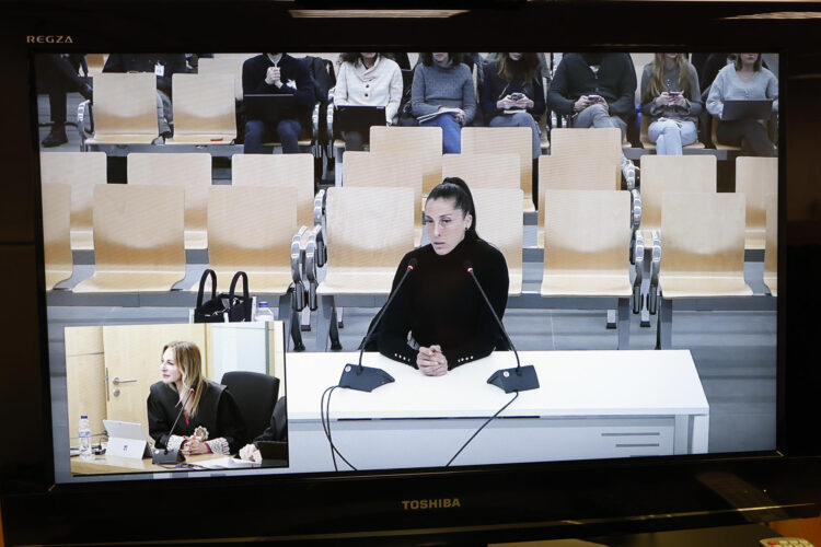 La futbolista Jenni Hermoso en una pantalla de la sala de prensa de la Audiencia Nacional de San Fernando de Henares EFE/Chema Moya