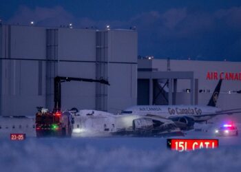 Siguen hospitalizados dos de los pasajeros del vuelo de Delta que volcó en Toronto
