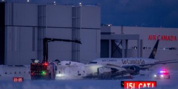 Siguen hospitalizados dos de los pasajeros del vuelo de Delta que volcó en Toronto